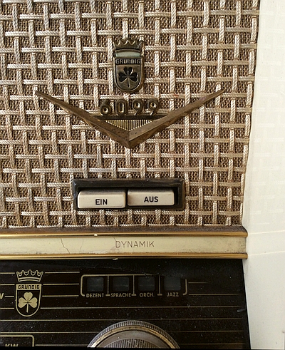 Grundig 6099 angelaufenes Messing, beschädigte Beschriftungsfolie